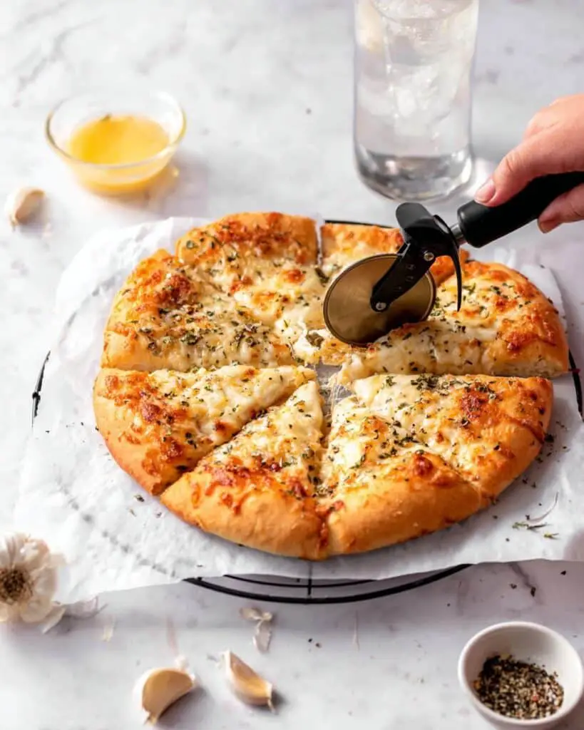 Best Cheesy Garlic Pizza Recipe