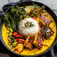 Vegan Yellow Curry with Tempeh, Broccoli, and Mangetout Recipe